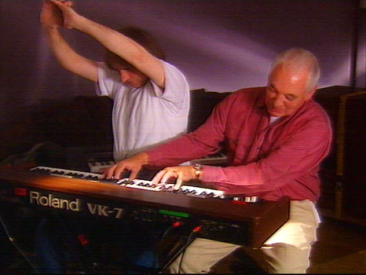 Sam suggests that you might like to use the two screen-shots from this page to create a nice little animated .gif ...